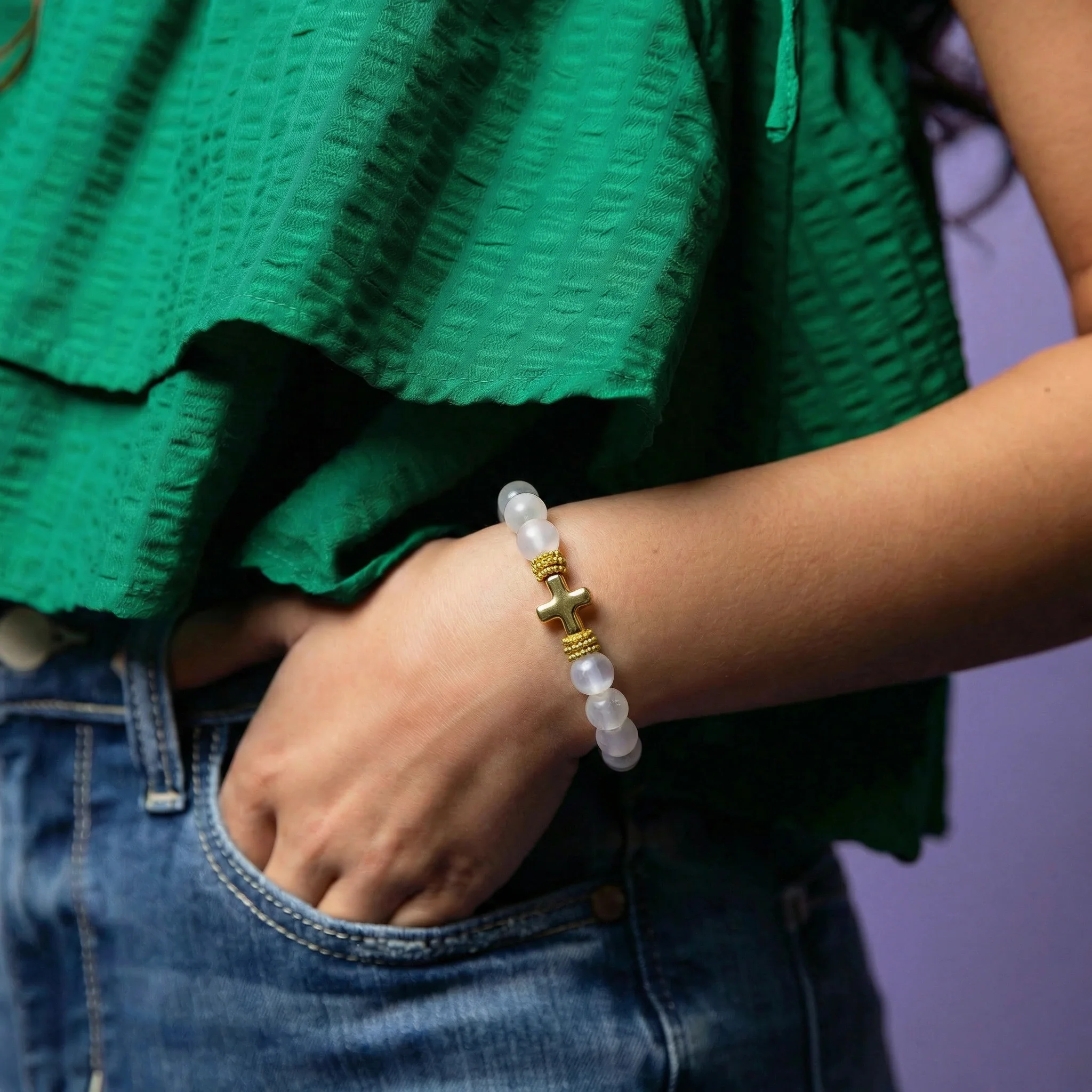 18k Gold Plated Clear Tumbled Glass Beaded Stretch Bracelet with Gold Bar - Image 2