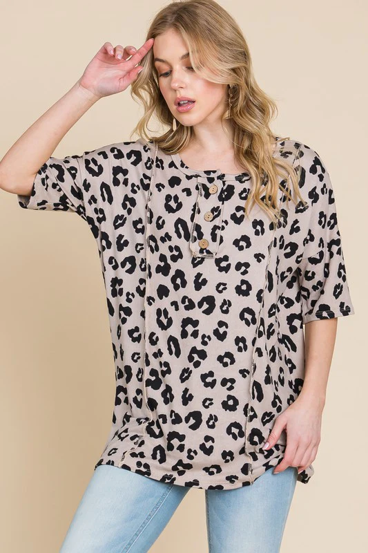 BOMBOM Button Detail Exposed Seam Leopard Half Sleeve Top - Image 4
