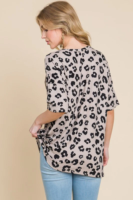 BOMBOM Button Detail Exposed Seam Leopard Half Sleeve Top - Image 5