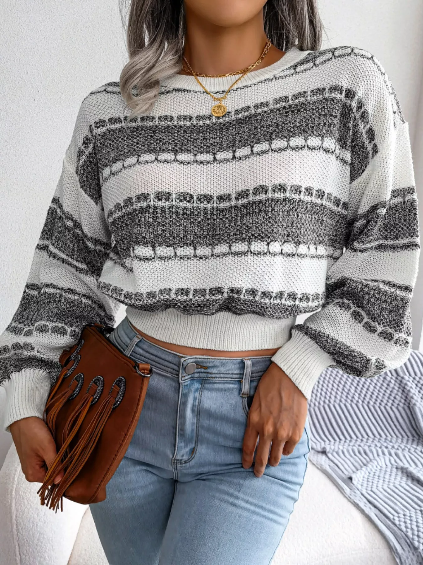 Color Block Round Neck Cropped Sweater - Image 10