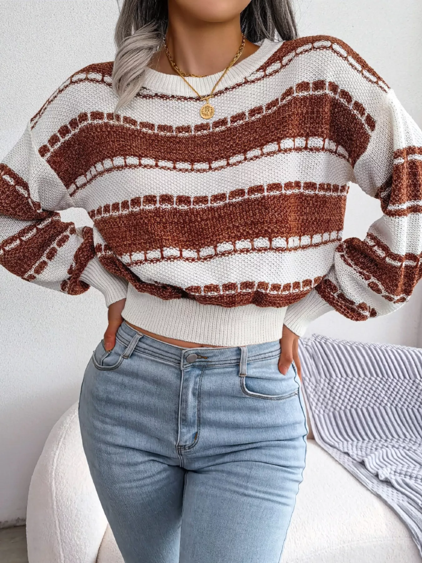 Color Block Round Neck Cropped Sweater - Image 6