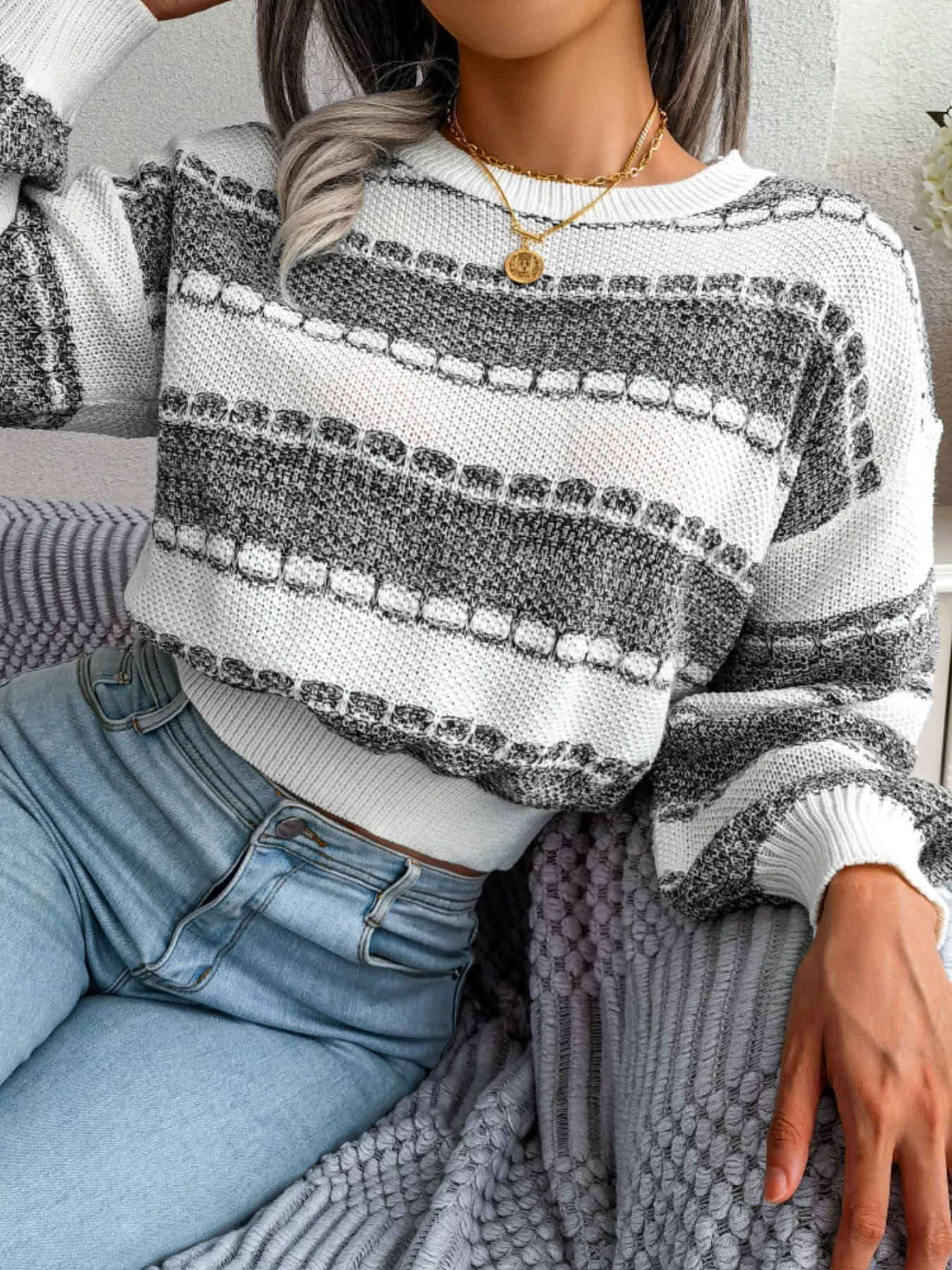 Color Block Round Neck Cropped Sweater - Image 7
