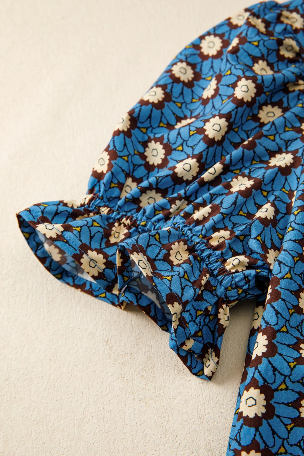 Floral Print V Neck Pleated Detail Short Puff Sleeve Blouse - Image 6