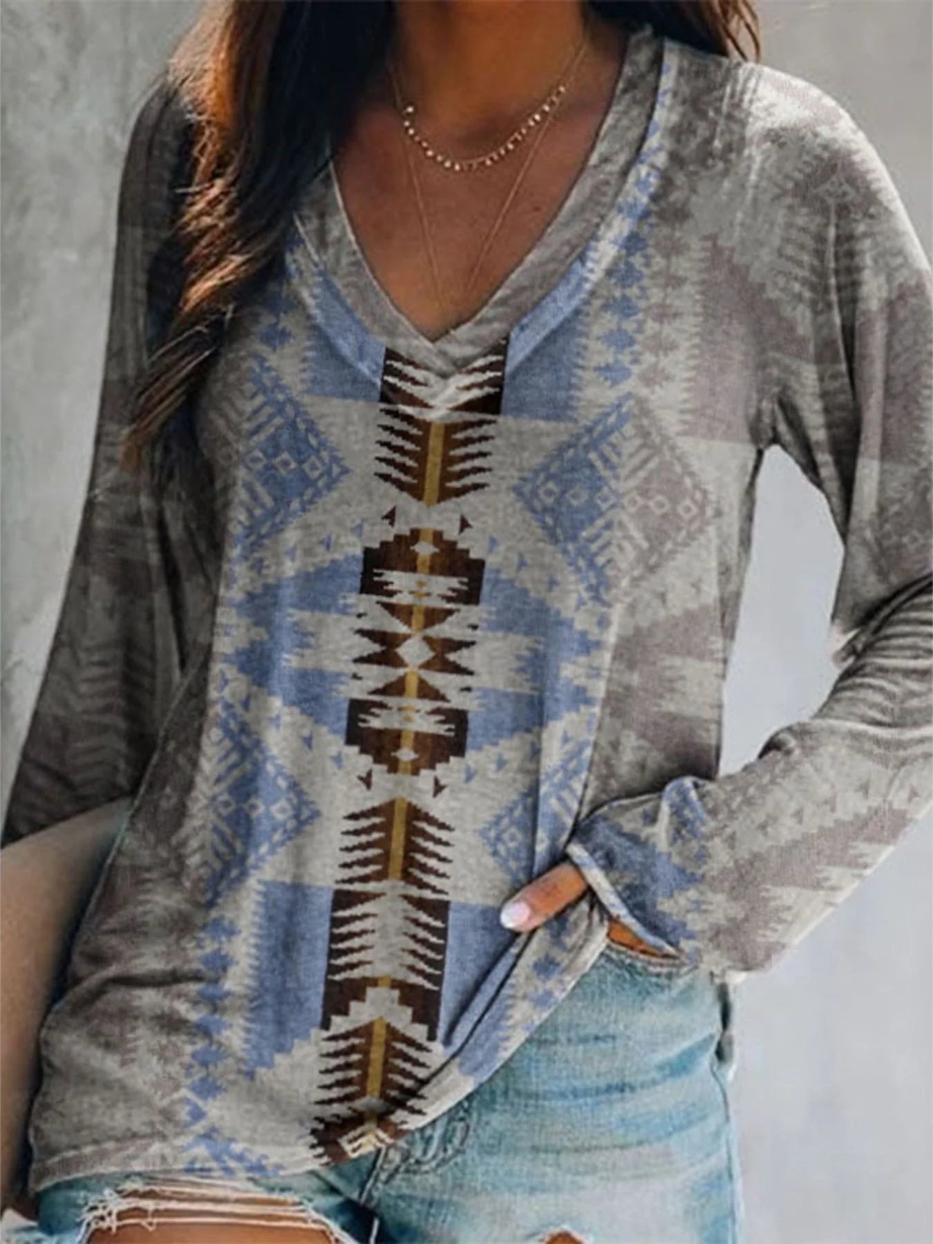 Full Size Geometric V-Neck Long Sleeve T-Shirt Plus Size - Image 10