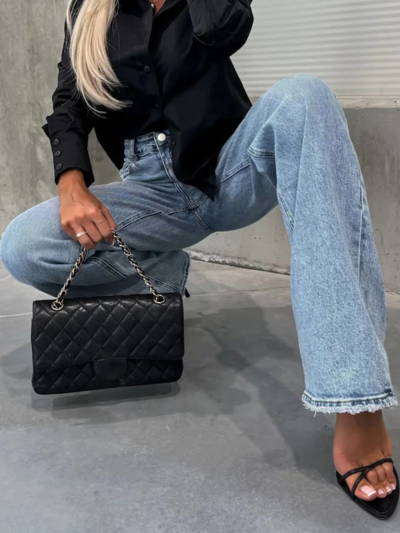 High-Waist Wash Raw Hem Jeans - Image 3
