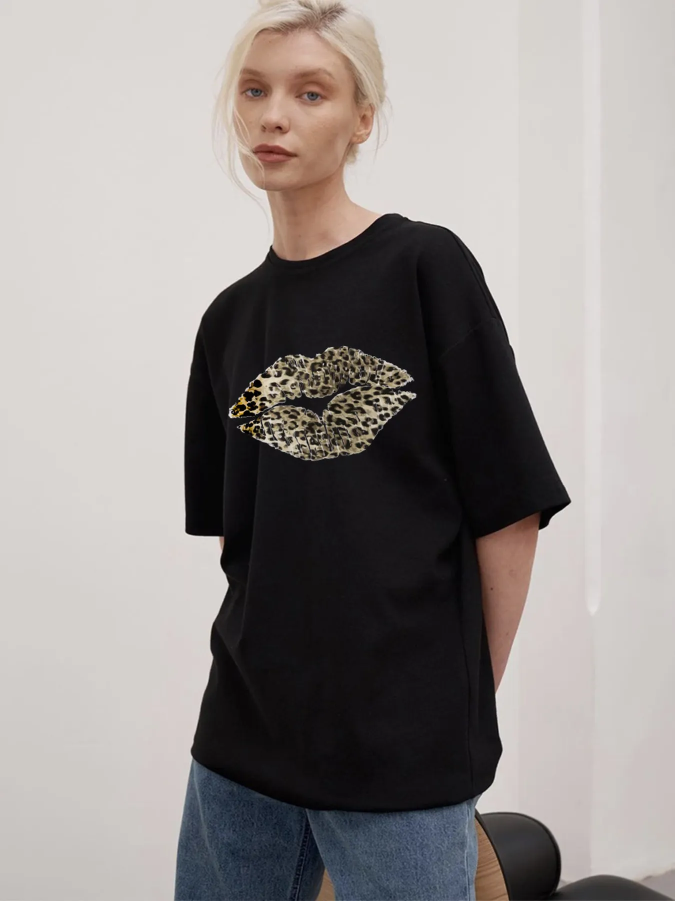 Leopard Lips Round Neck Oversized T-Shirt - Image 3