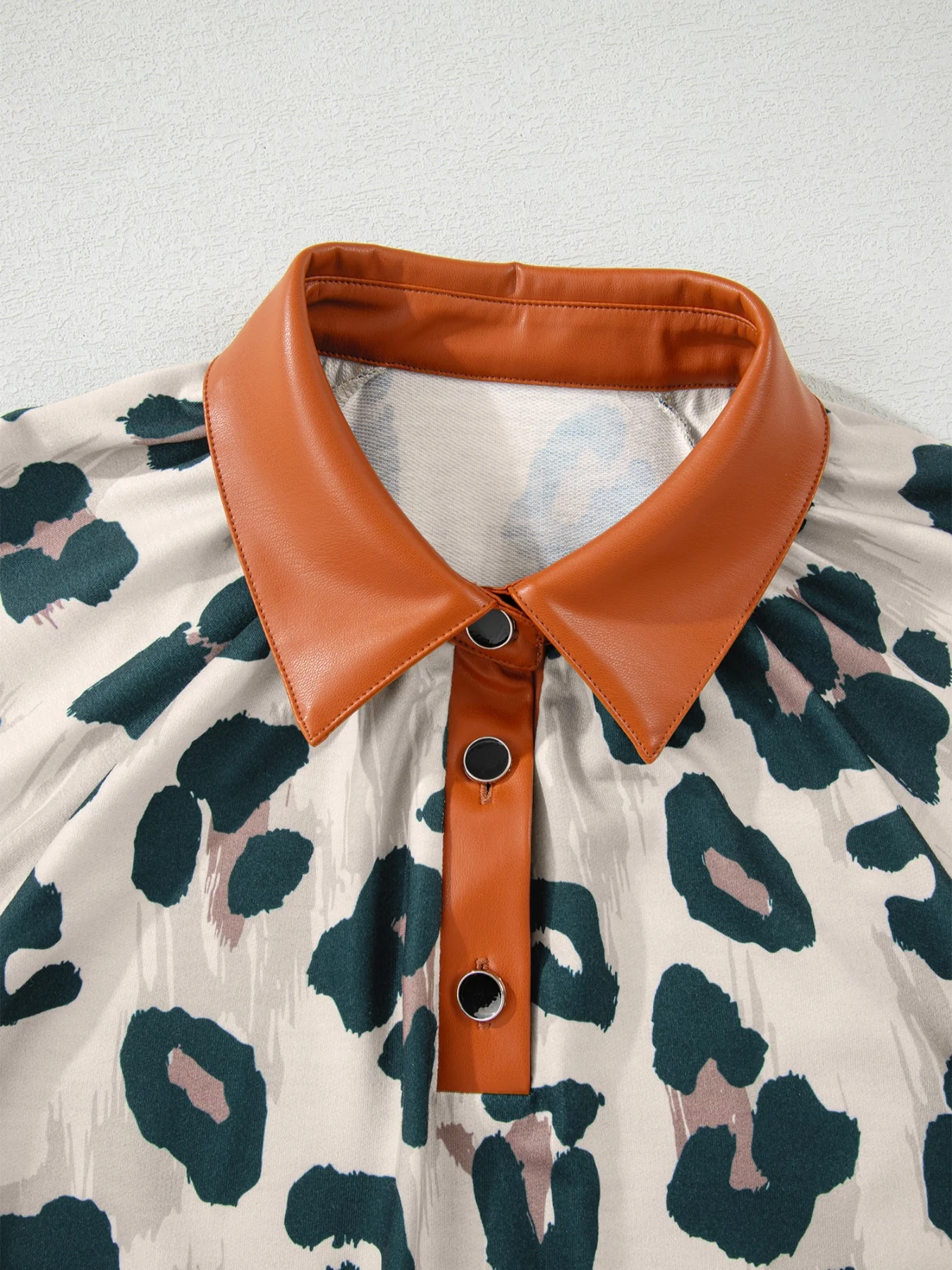 \Leopard Print Button Contrast Collared Short Sleeve Blouse - Image 6