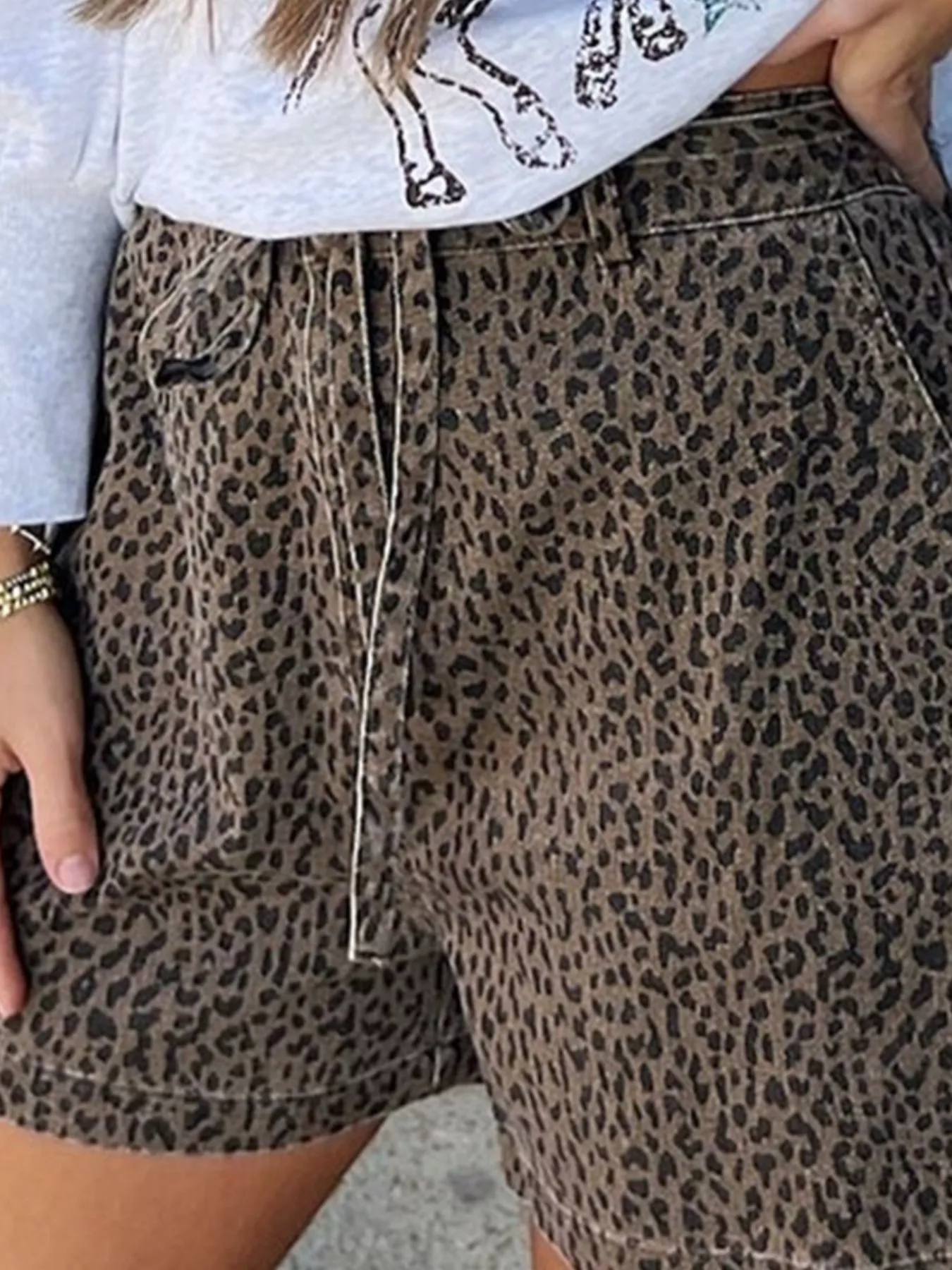 Leopard Print High-Waisted Denim Shorts - Image 3