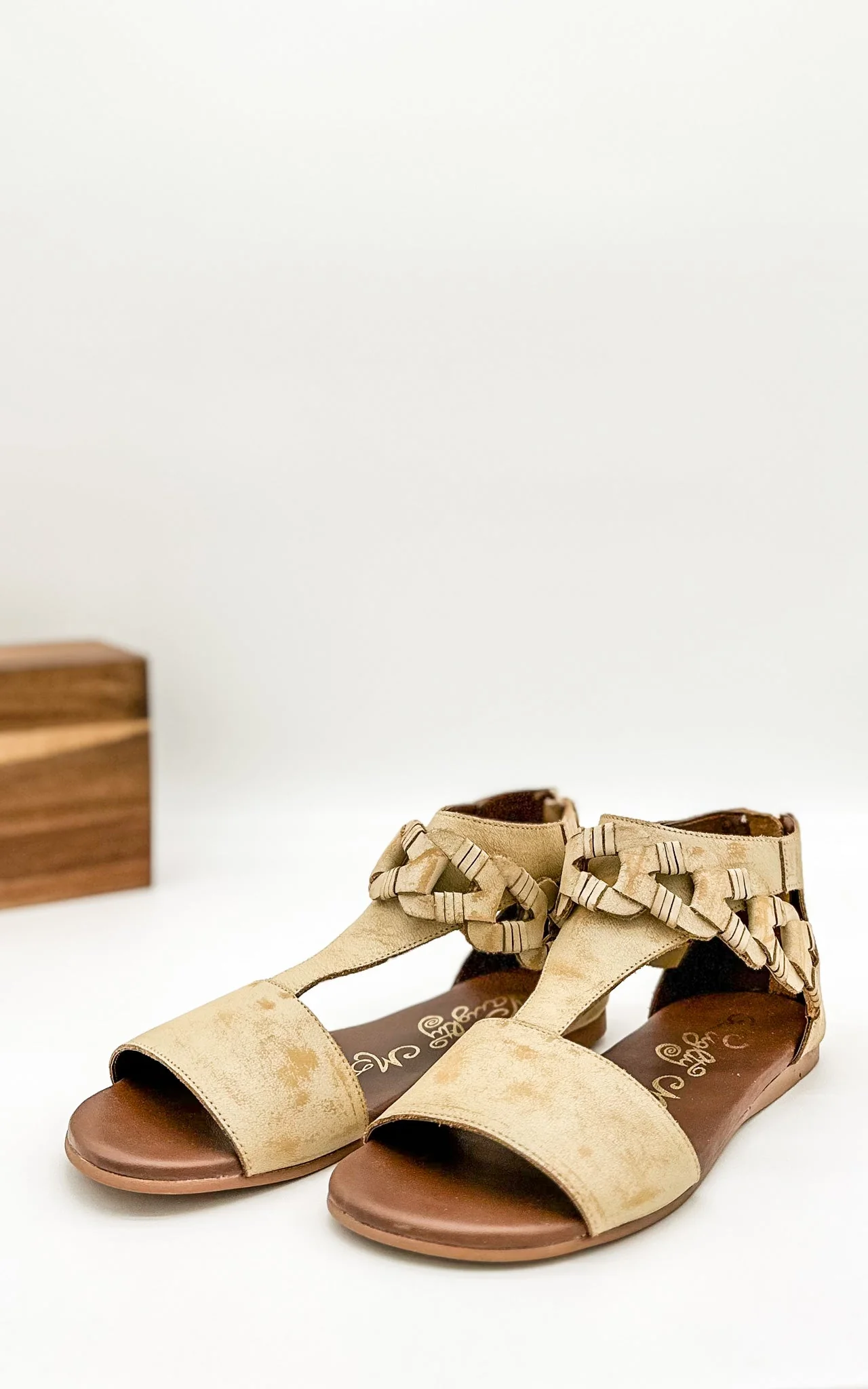 Loop D Loop Sandals in White - Image 8