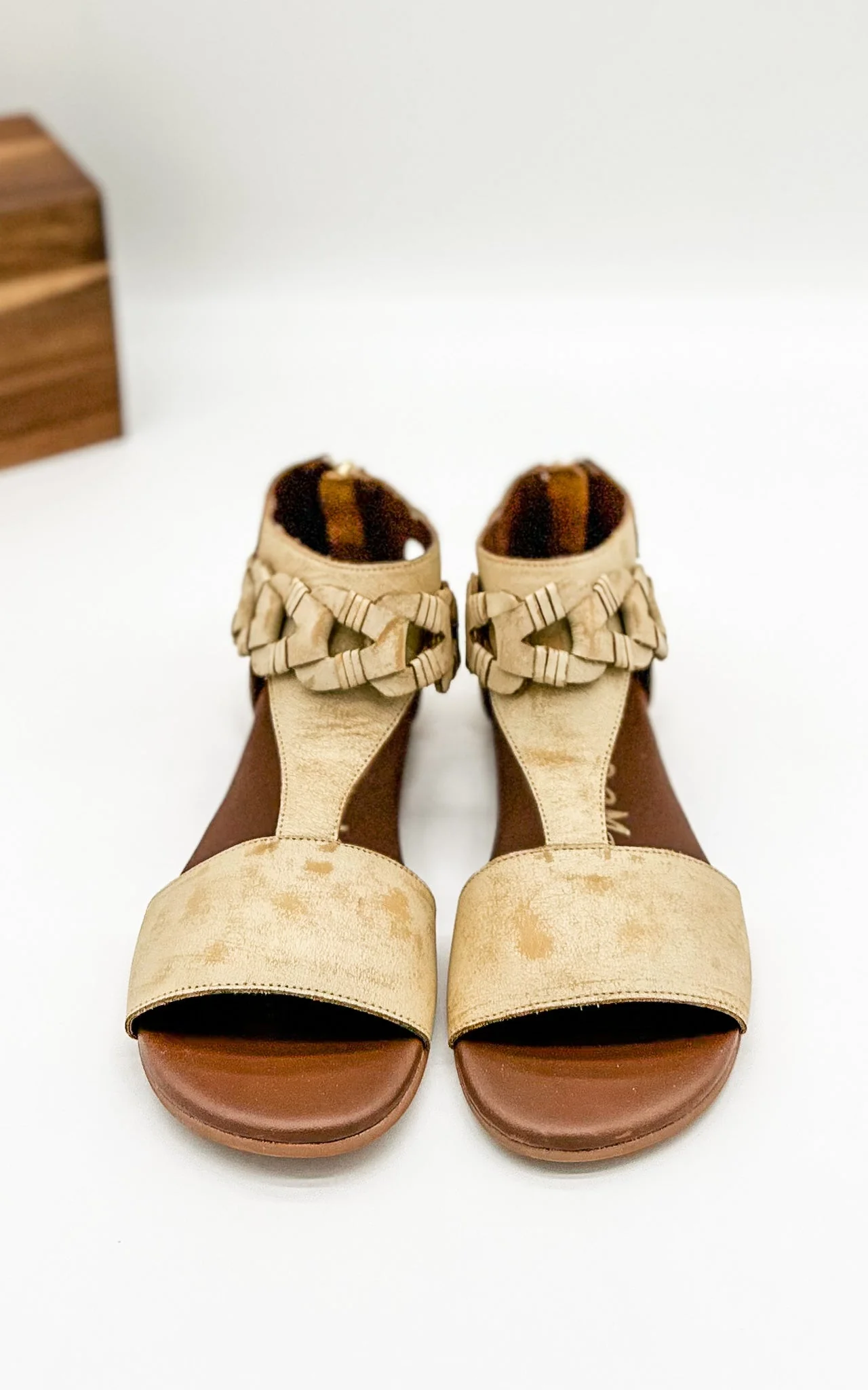 Loop D Loop Sandals in White - Image 9