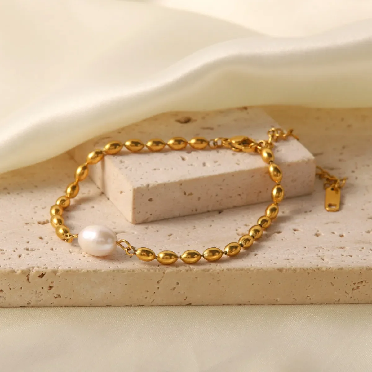 Pearl and Gold Chain Jewelry Set with Necklace and Bracelet - Image 4