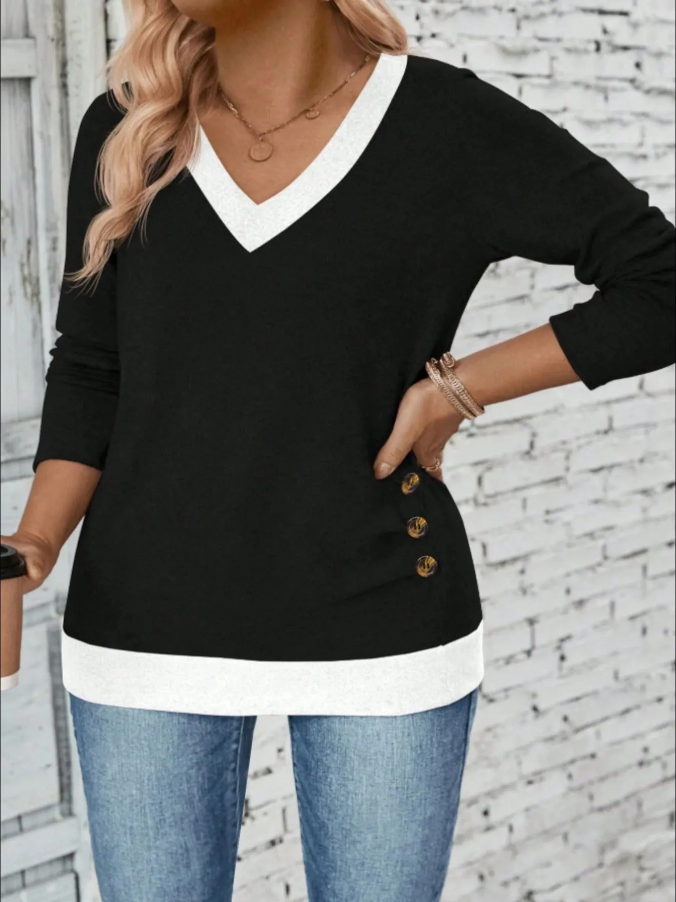 Plus Size V-Neck Contrast Trim T-Shirt - Image 4
