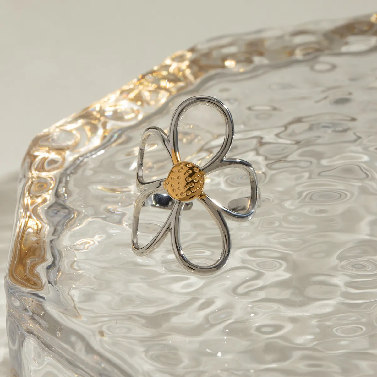 Two-Tone Daisy Flower Ring - Image 3