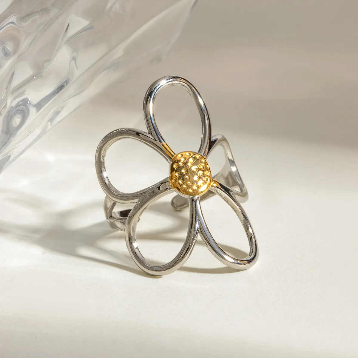 Two-Tone Daisy Flower Ring - Image 5