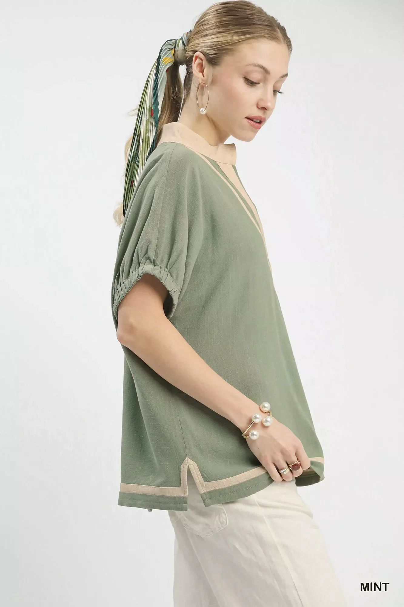 Umgee Linen Contrast Trim V-Neck Blouse - Image 2