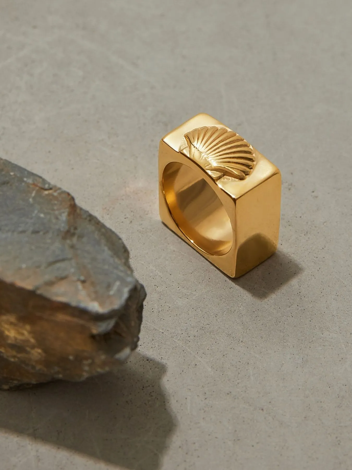 Vintage Shell Pattern Gold Signet Ring - Image 4