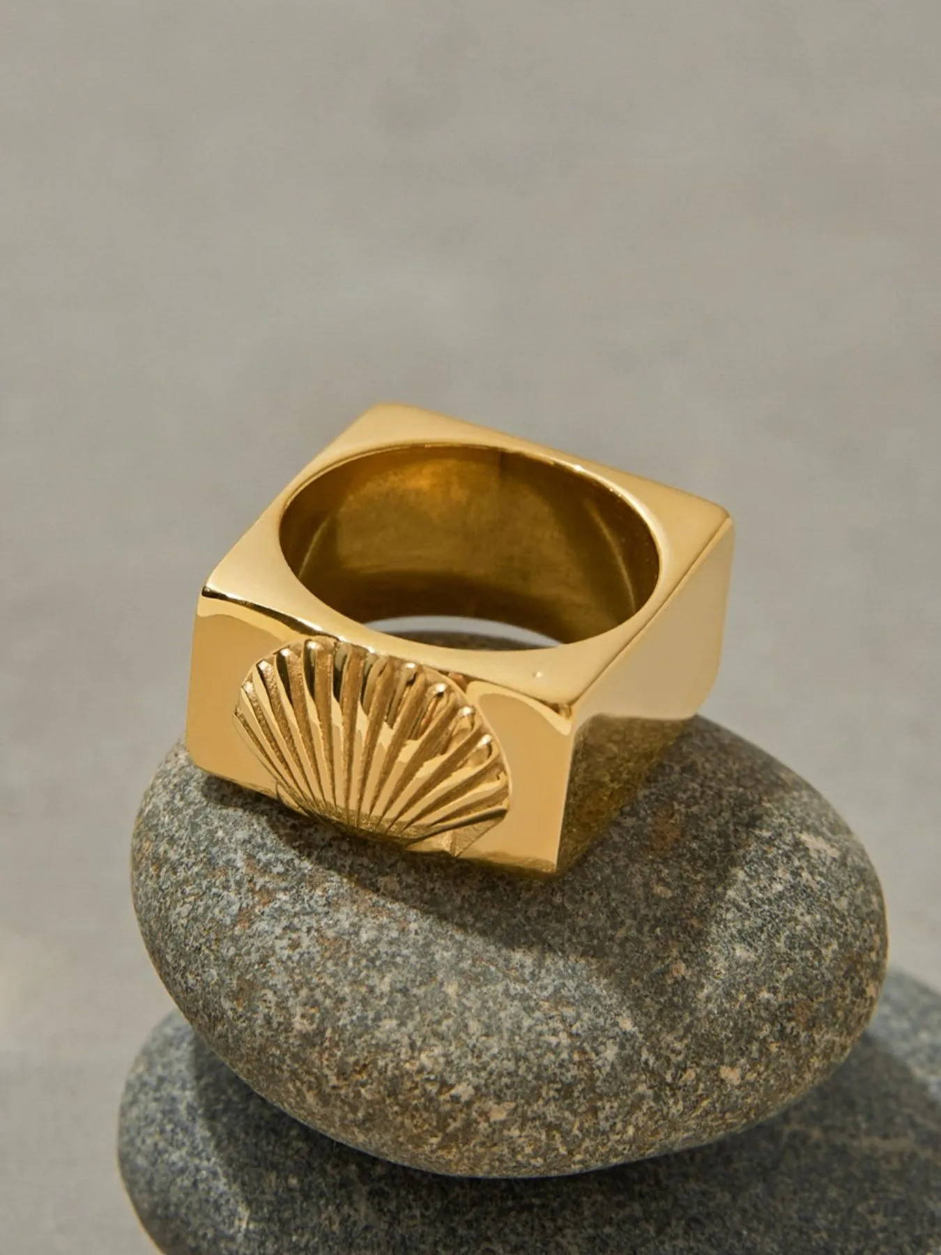 Vintage Shell Pattern Gold Signet Ring - Image 5